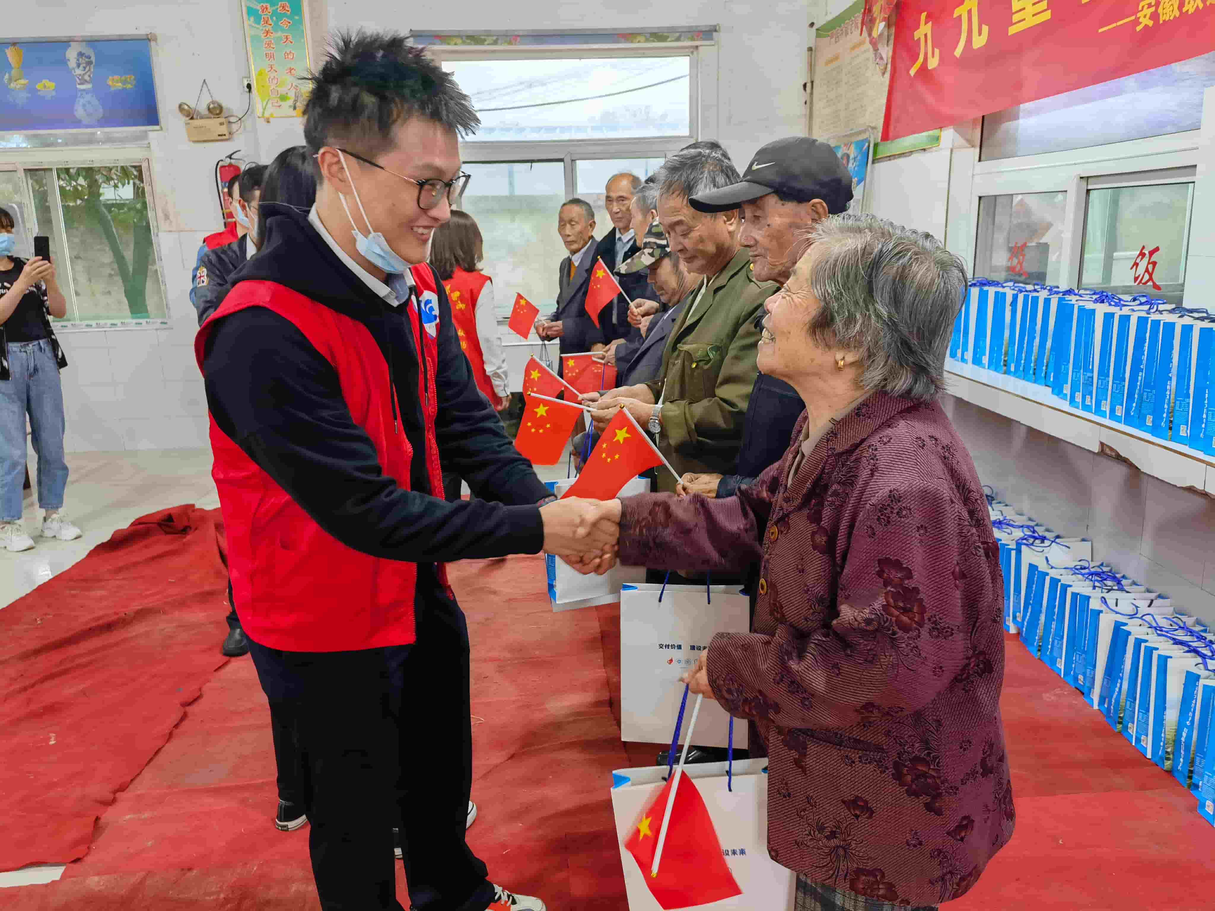 freecompress-2021年10月14日，正值重陽佳節，服務隊聯合多家駐皖央企前往肥西縣嚴店鄉五保供養服務中心，開展“九九重陽節，濃濃敬老情”主題活動。
